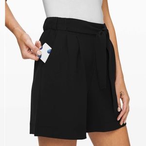 lululemon Noir Short 5.5" - Black - size 10